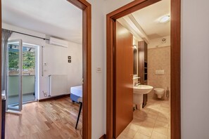 Bathtub, hair dryer, towels - Holiday Apartment 'König - The King 4th' with Balcony & Wi-Fi (Meran)