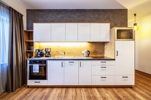 Frigorifero, microonde, forno, piano cottura