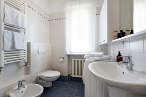 Douche, sèche-cheveux, serviettes fournies