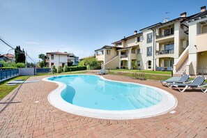 Pool - Holiday Apartment 'Katy Lake Menta' with Lake View, Pool & Wi-Fi (Desenzano del Garda)