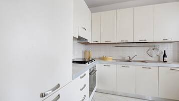 Frigorifero, forno, piano cottura, lavastoviglie