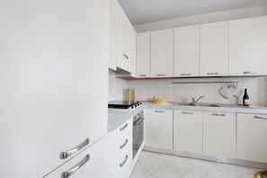 Kühlschrank, Ofen, Herdplatte, Geschirrspüler