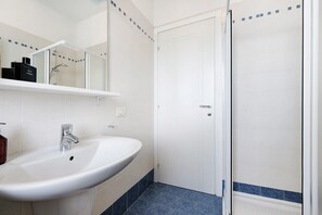 Shower, hair dryer, towels - Holiday Apartment 'Katy Lake Menta' with Lake View, Pool & Wi-Fi (Desenzano del Garda)