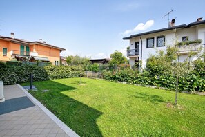 Property grounds - Holiday Apartment 'Katy Lake Salvia' with Shared Pool, Private Terrace & Wi-Fi (Desenzano del Garda)