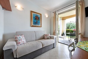 TV - Holiday Apartment 'Katy Lake Salvia' with Shared Pool, Private Terrace & Wi-Fi (Desenzano del Garda)