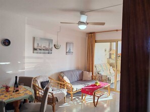 TV - Apartment "Casita Bonita" with Private Terrace, Shared Pool & Wi-Fi (Calpe)