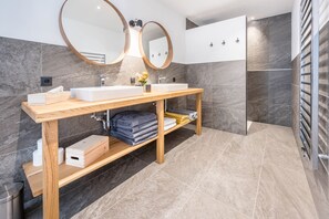 Doccia, asciugacapelli, asciugamani