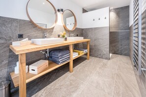 Doccia, asciugacapelli, asciugamani