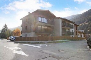 Exterior - Apartment "Violet a due passi da Bormio" with Mountain View, Private Balcony & Wi-Fi (Valdidentro)