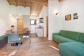 TV - Apartment "Violet a due passi da Bormio" with Mountain View, Private Balcony & Wi-Fi (Valdidentro)