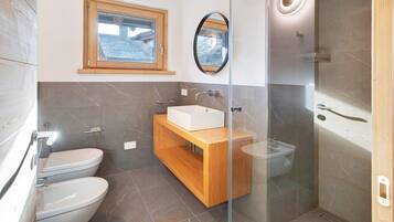 Douche, sĂšche-cheveux, serviettes fournies