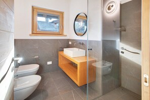 Shower, hair dryer, towels - Apartment "Violet a due passi da Bormio" with Mountain View, Private Balcony & Wi-Fi (Valdidentro)