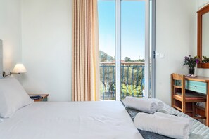 1 habitación, tabla de planchar con plancha, wifi gratis y ropa de cama 