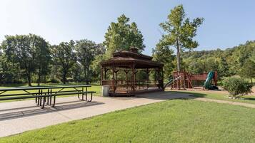 Condo, 3 Bedrooms | Property grounds