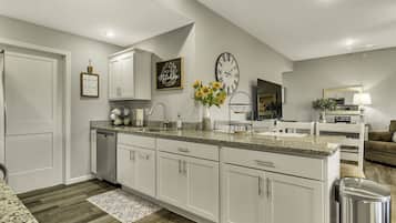 Condo, 3 Bedrooms | Private kitchen | Fridge, oven, coffee/tea maker, toaster