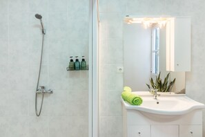 Ducha, secador de pelo, toallas