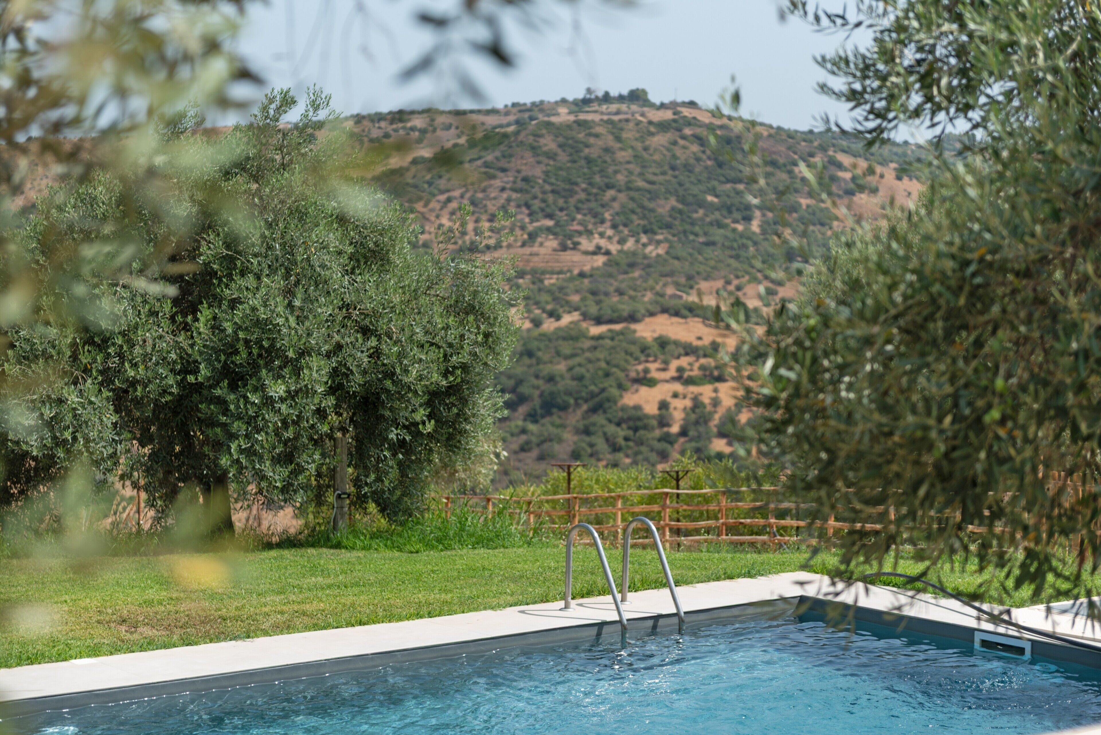 Une piscine avec vue sur un paysage vallonné.