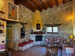 Fernseher, Kamin, DVD-Player, Stereoanlage