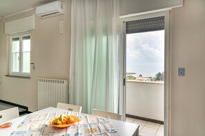 Dining - Pet-Friendly Holiday Home "A casa di Pietro Sei" with Sea View, Garden & Wi-Fi (marina di leporano)