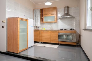 Kühlschrank, Ofen, Herdplatte, Kochgeschirr/Geschirr/Besteck