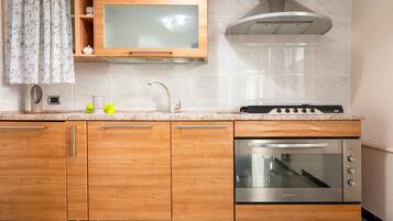 Frigorífico, horno, placa de cocina y utensilios de cocina