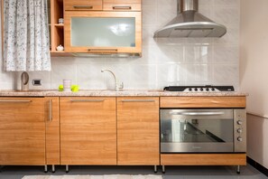 Geladeira, fogão, cooktop, talheres/pratos/utensílios de cozinha