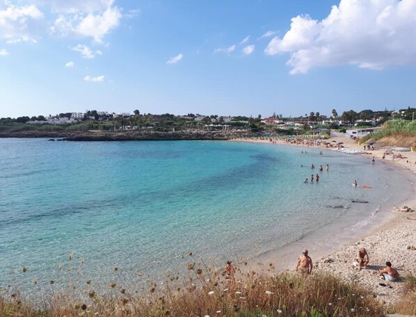 Una spiaggia nelle vicinanze