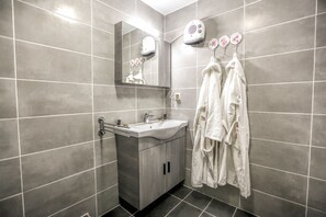 Family Apartment | Bathroom | Towels - Del Sol Meteora Luxurious Family Suites2 (Kalabaka)