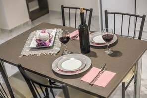 Family Apartment | Private kitchen | Mini-fridge, microwave, kitchen islands - Del Sol Meteora Luxurious Family Suites2 (Kalabaka)