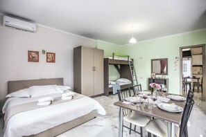 1 bedroom, desk, blackout curtains, free WiFi - Del Sol Meteora Luxurious Family Suites2 (Kalabaka)