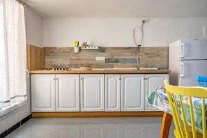 Fridge, oven, stovetop, cookware/dishes/utensils