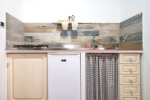 Fridge, oven, stovetop, cookware/dishes/utensils