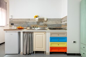 Fridge, oven, stovetop, cookware/dishes/utensils