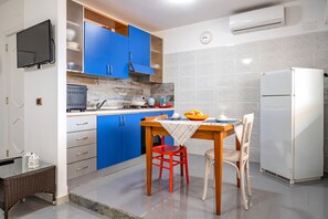Fridge, oven, stovetop, cookware/dishes/utensils