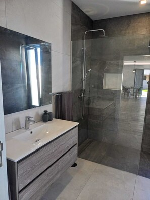 Dusche, Haartrockner, Handtücher, Seife