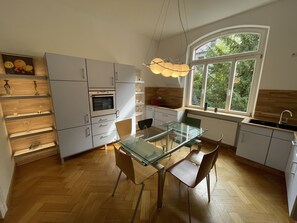 Kühlschrank, Ofen, Herdplatte, Geschirrspüler