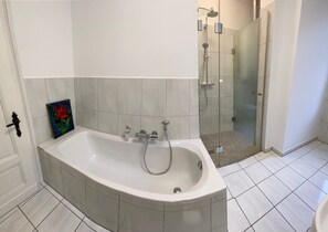 Badewanne, Haartrockner, Bidet, Handtücher