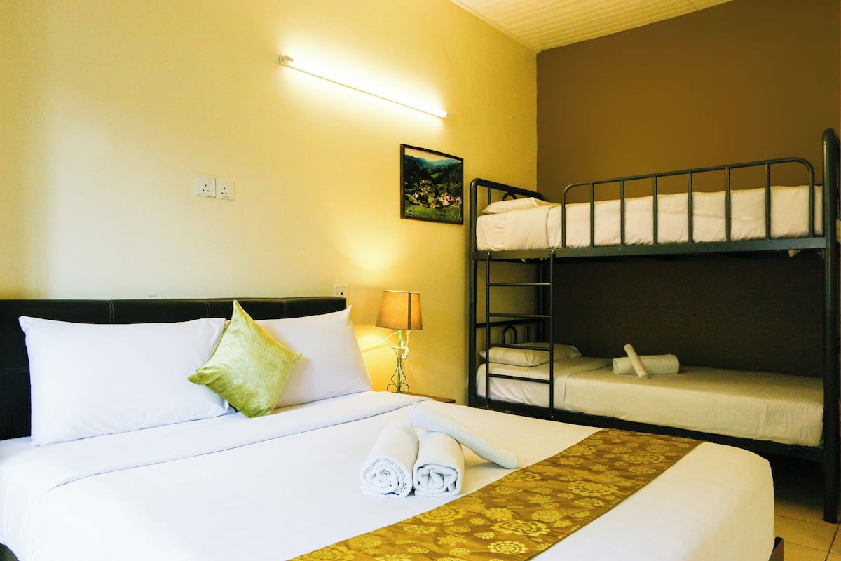 Economy Quadruple Room | Free WiFi, bed sheets