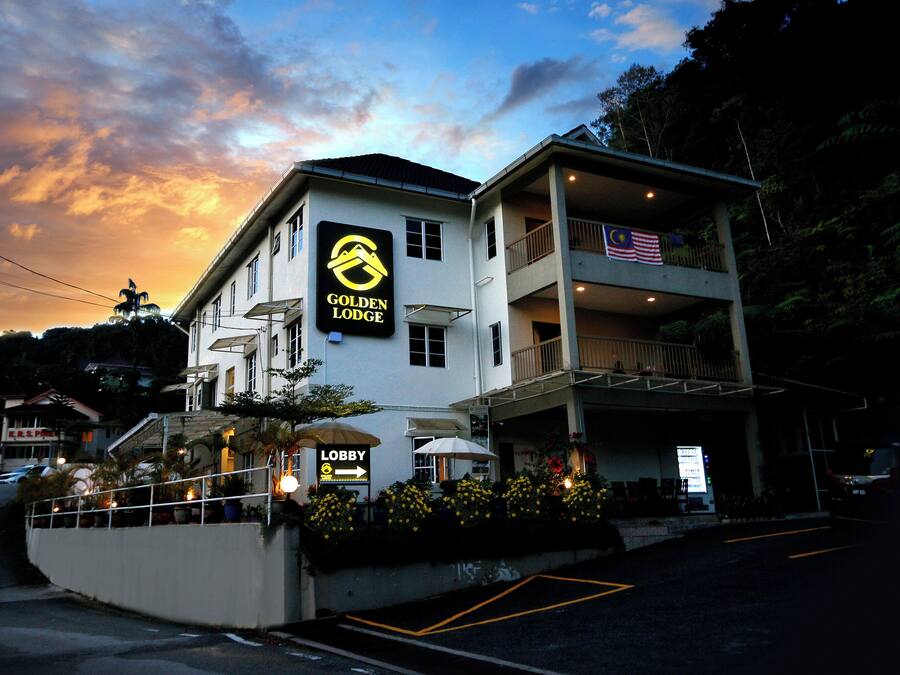 Fachada da propriedade à noite