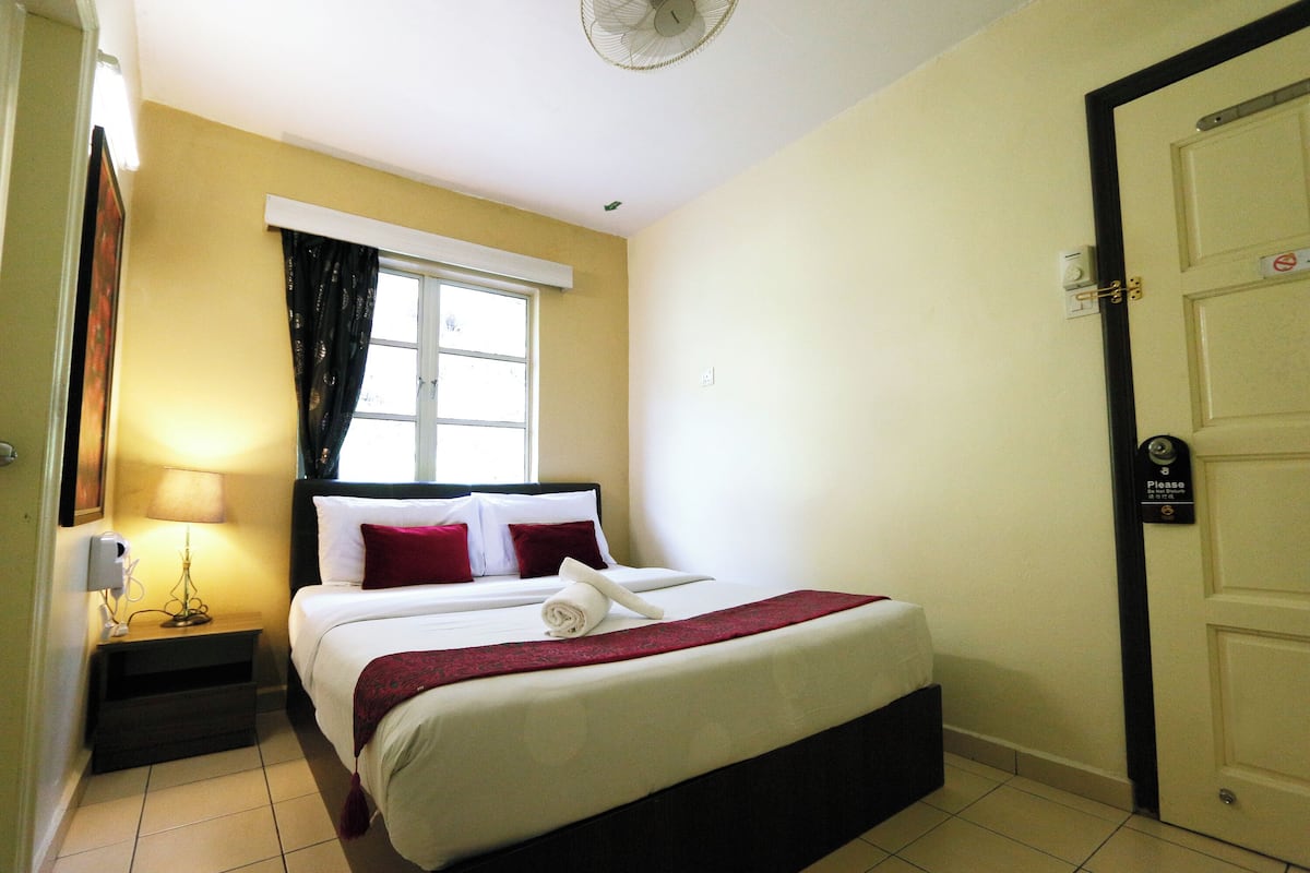 Standard Double Room | Free WiFi, bed sheets