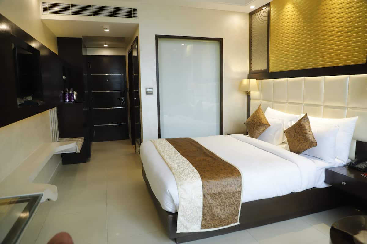 Habitación superior, 1 cama de matrimonio grande, no fumadores, vistas a la ciudad | Sábanas de algodón egipcio, ropa de cama de alta calidad, minibar