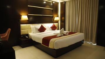 Deluxe Room, 1 King Bed, Non Smoking, City View | Egyptian cotton sheets, premium bedding, minibar, in-room safe