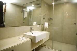 Dusche, kostenlose Toilettenartikel, Haartrockner, Hausschuhe