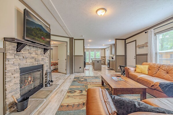 Smart TV, fireplace - PERFECT LOCATION! 1 min from PF Parkway, Pets Welcome and Unlimited Parking. (Pigeon Forge)