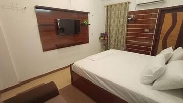 Deluxe Double Room | Iron/ironing board, free WiFi