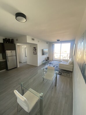 Unclassified image, 3 of 22, button - 2 Bed 2 Bath Luxury Condo Downtown Miami - Pool, Hot Tub, Gym & more! (Miami)