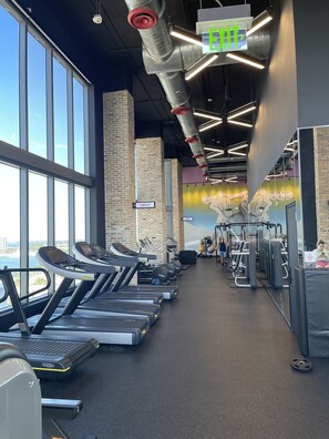 Fitness facility - 2 Bed 2 Bath Luxury Condo Downtown Miami - Pool, Hot Tub, Gym & more! (Miami)