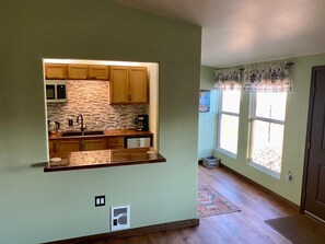 Frigorífico, microondas, cafetera o tetera y utensilios de cocina