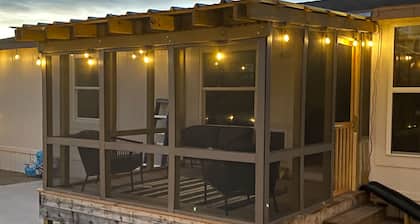 Large Efficiency Apartment w/ Kitchenette, Laundry & Screened Porch