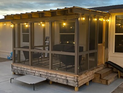 Large Efficiency Apartment w/ Kitchenette, Laundry & Screened Porch